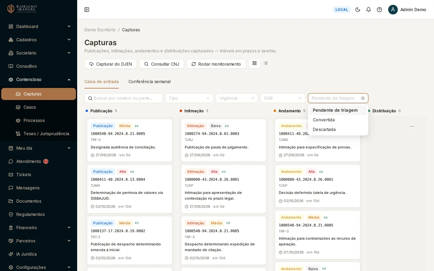 O filtro da direita escolhe o estado da fila: Pendente de triagem, Convertida ou Descartada. Nada some do sistema — muda só o que a tela mostra.