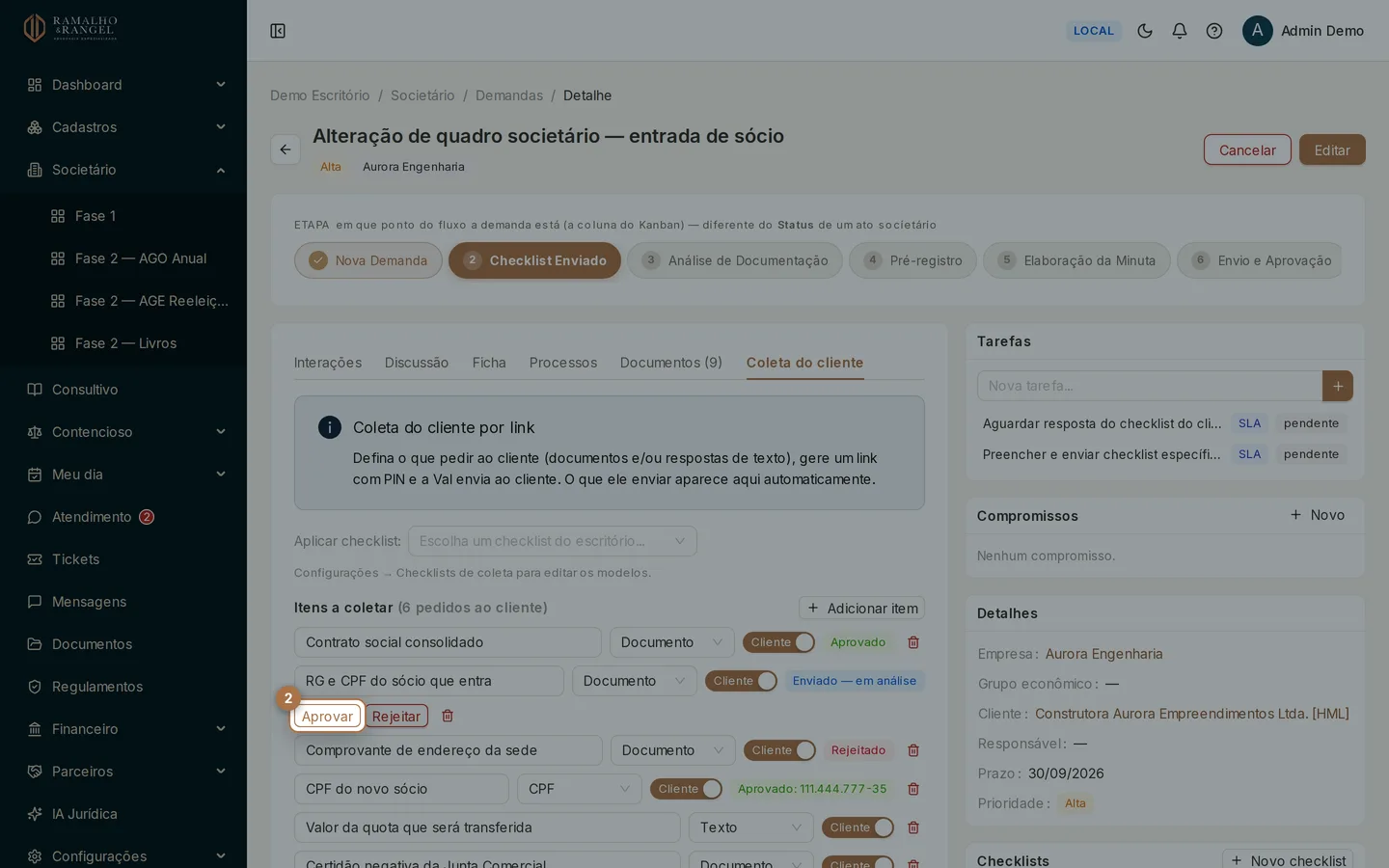 O item em "Enviado — em análise" espera você. Aprovar fecha o item; Rejeitar pede o motivo, que o cliente lê no link com as suas palavras.