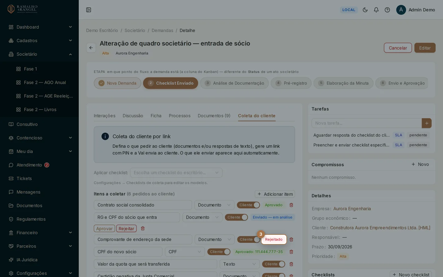 O item rejeitado volta a ficar pendente para o cliente reenviar, e a recusa fica registrada nas Interações do card.