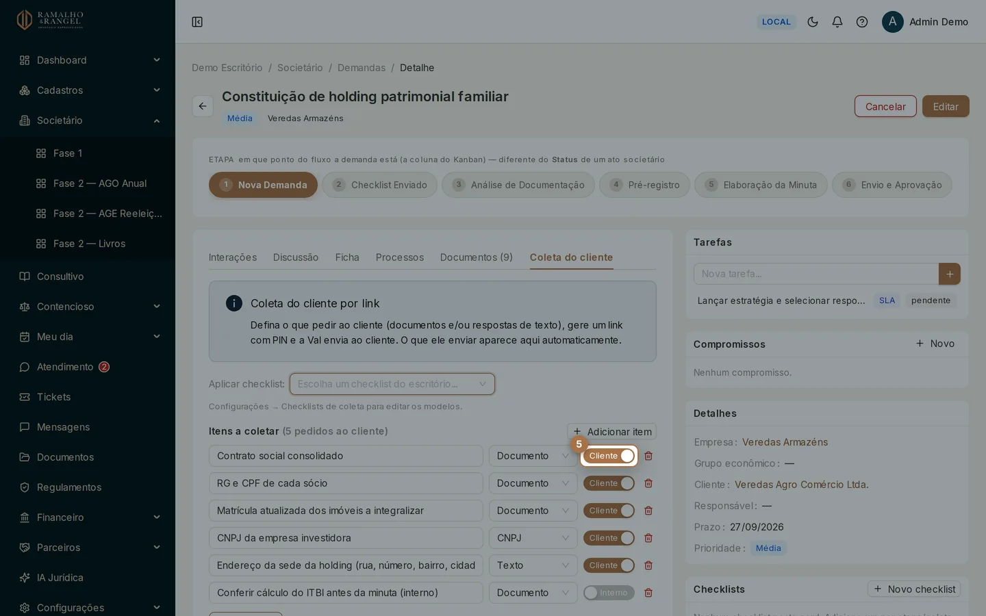 A chave de cada linha alterna entre Cliente e Interno, e é ela que decide o que aparece no link. O último item da lista está como Interno: fica só para o time, o cliente nunca o vê.
