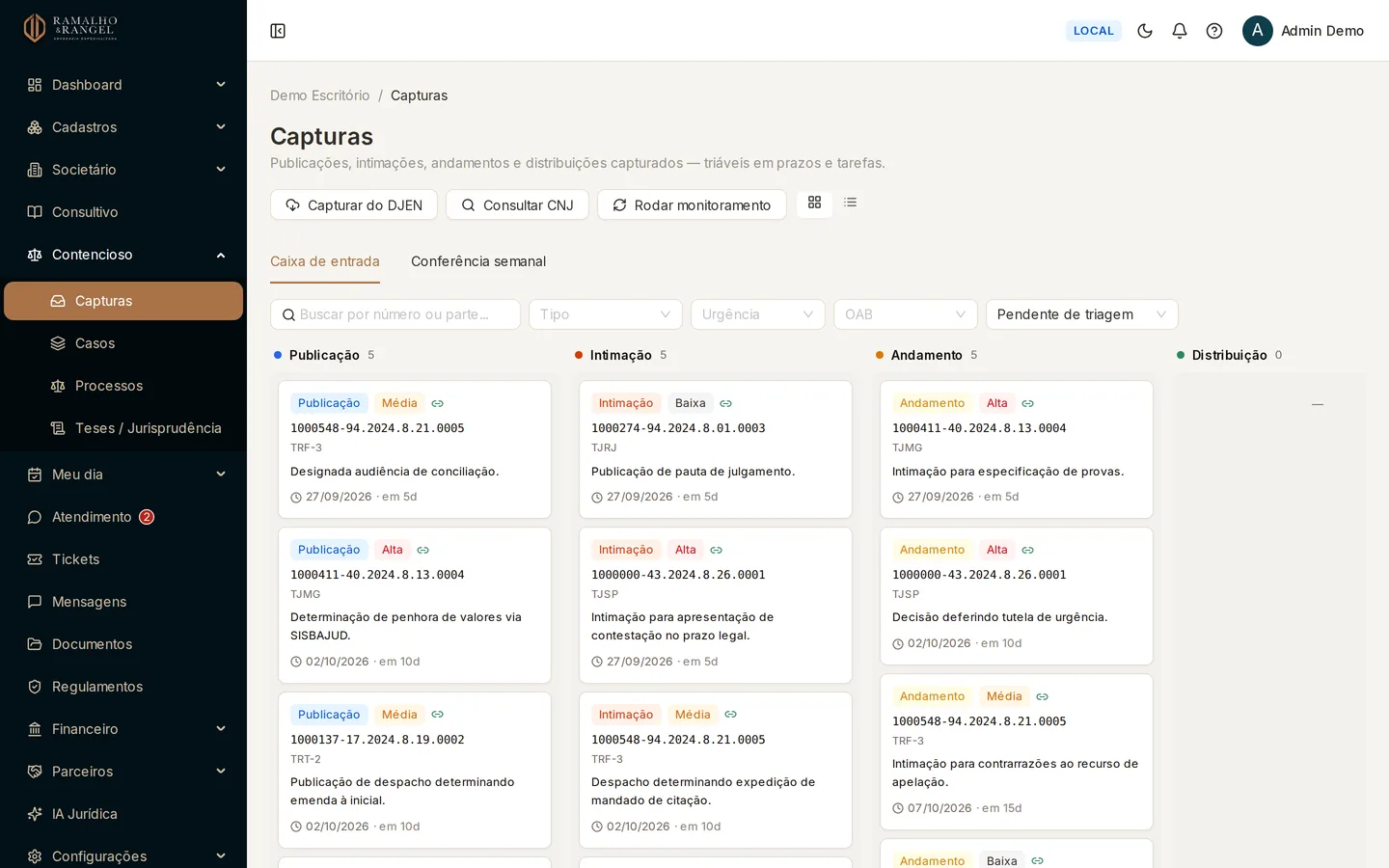 As publicações, intimações e andamentos capturados caem em Contencioso › Capturas, separados por tipo. Nada vira prazo sozinho: alguém abre e decide.