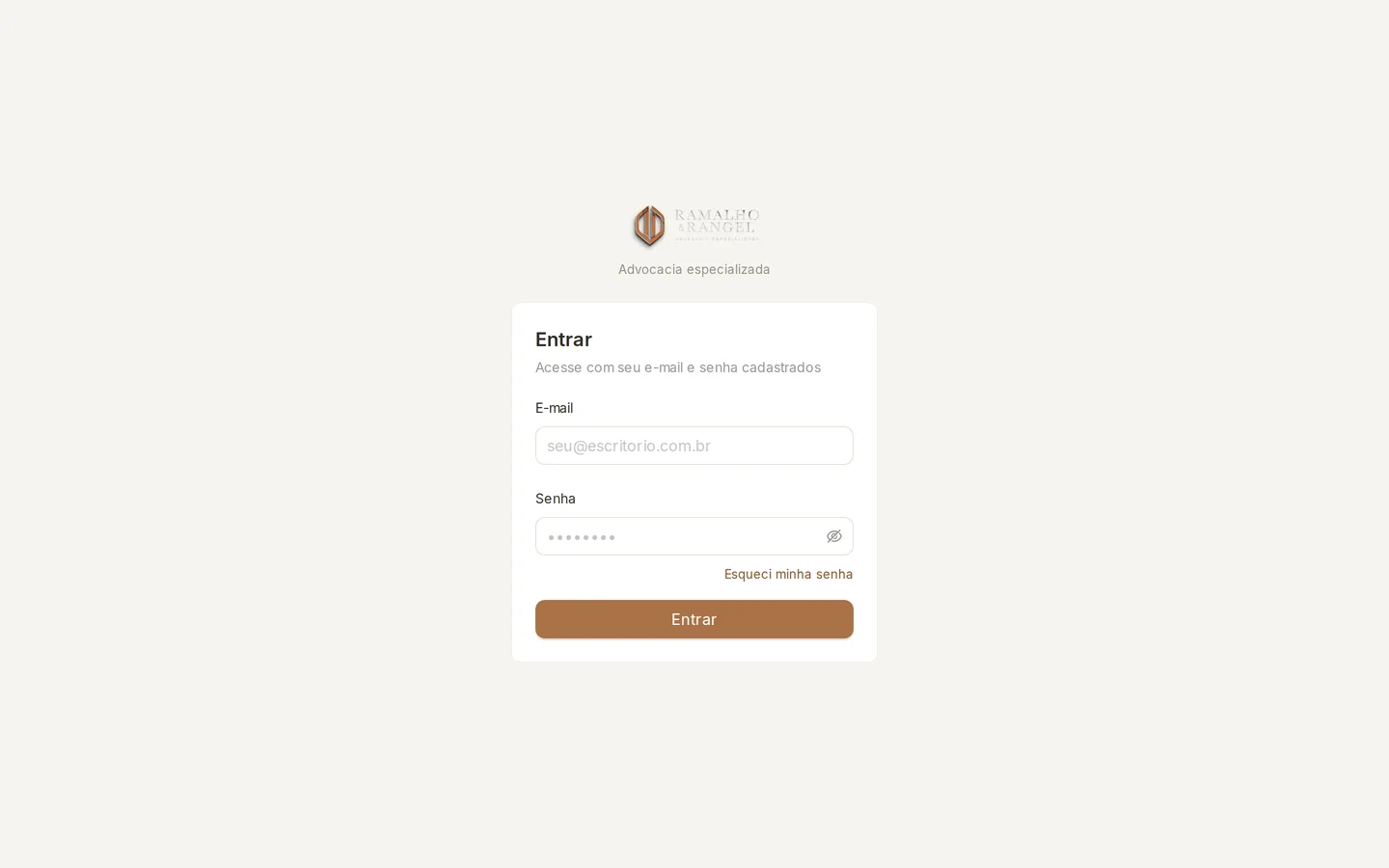 A tela de entrada pede e-mail e senha. O e-mail é o mesmo que recebeu o convite do escritório.